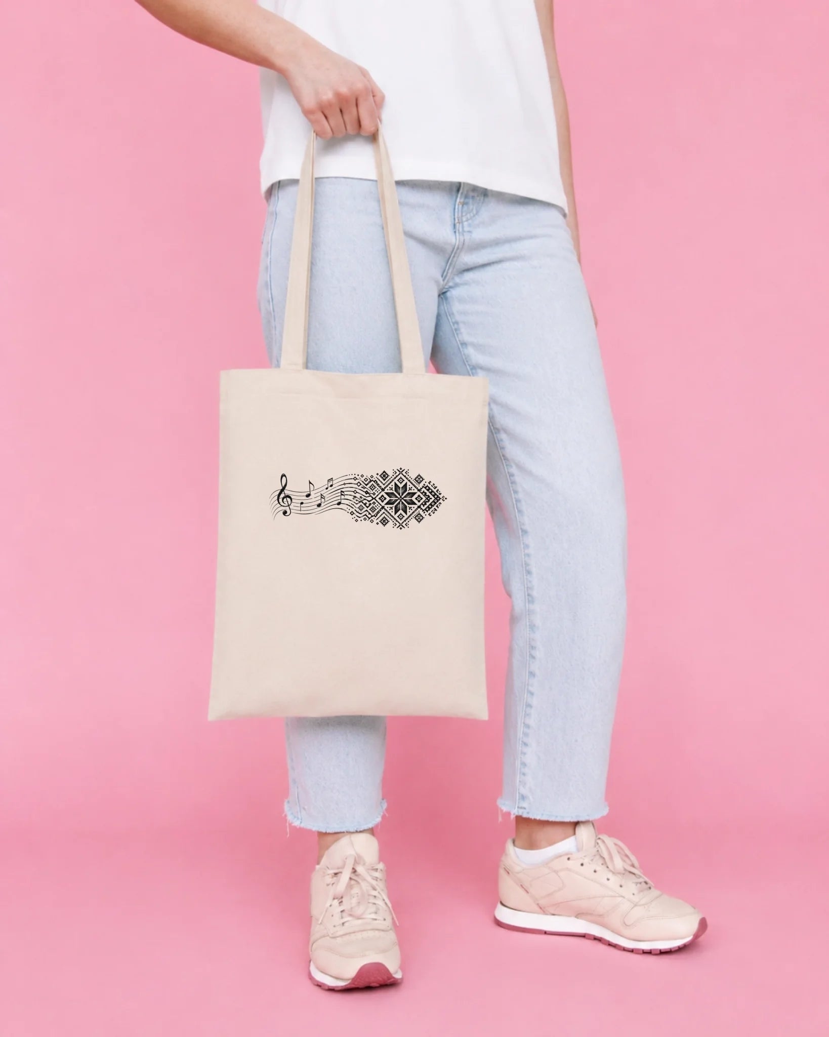 Image of cotton fabric bag “Sheet Music and Latvian Script Design” – available online at Šarlotes audumi