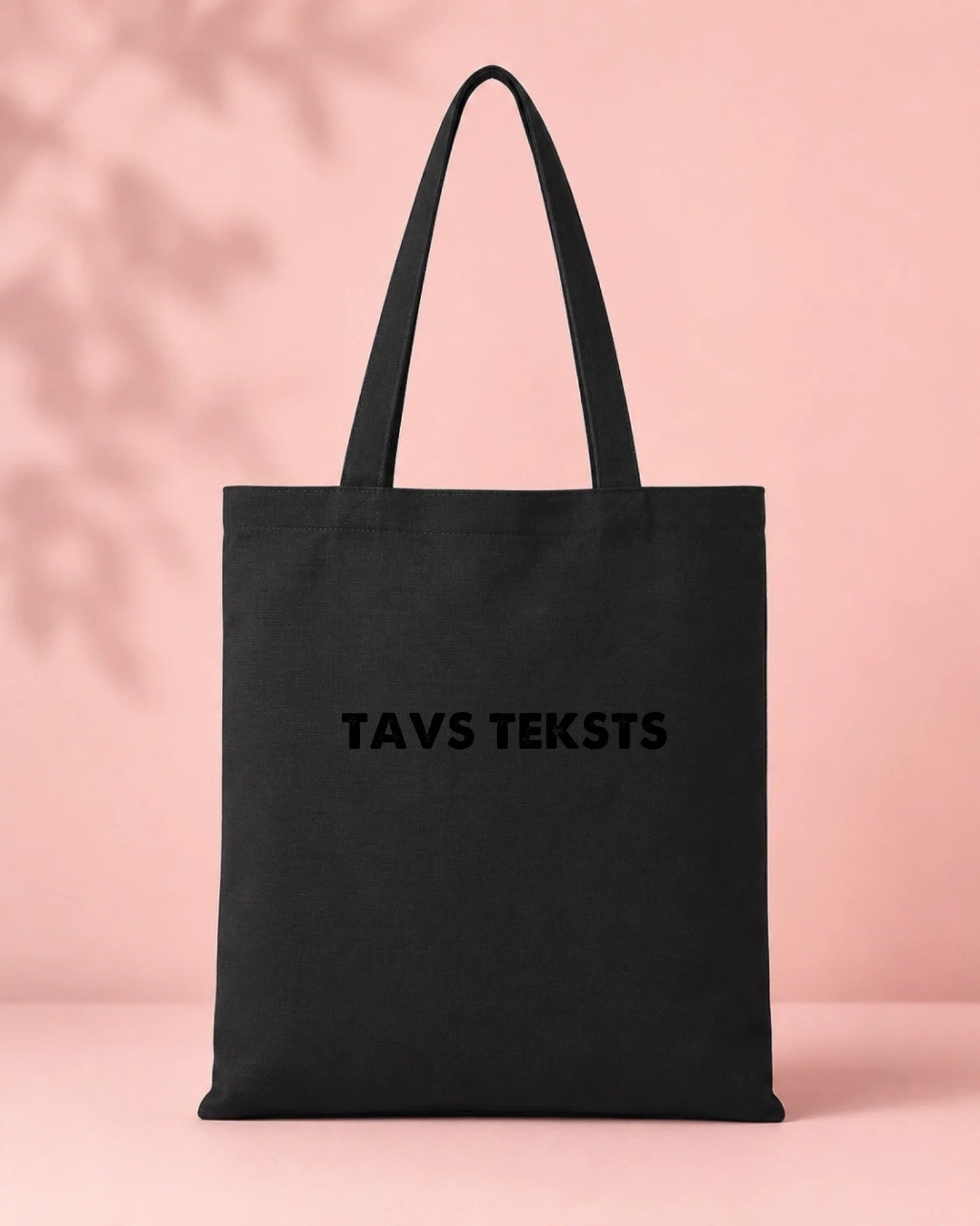 Pilt mustast puuvillakangast kotist sinu tekstiga – saadaval veebis Šarlotes audumi