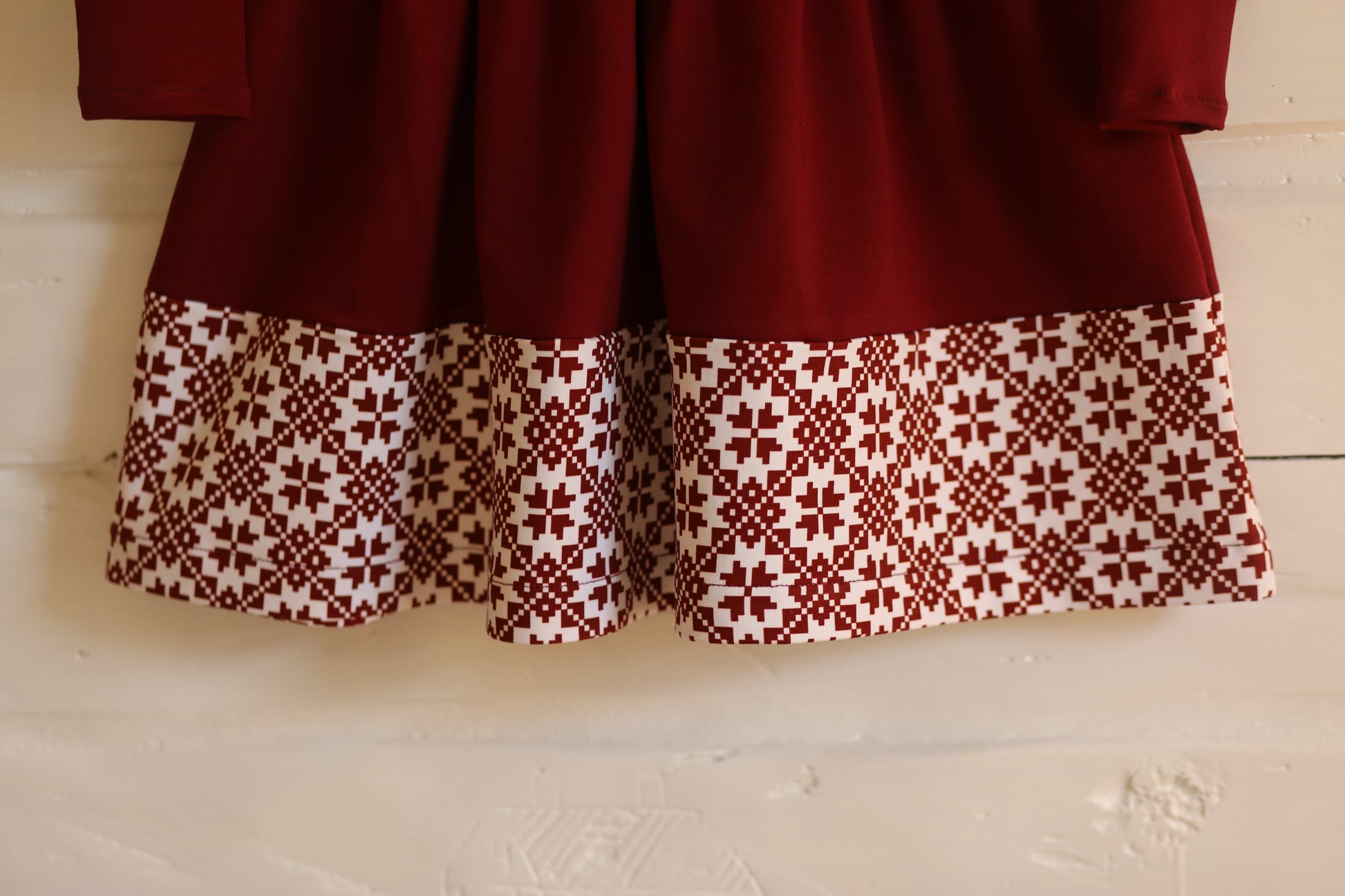 Attēls ar Kokvilnas cilpiņtrikotāža - auseklīšu raksts uz karmīnsarkana fona 250 g/m² – pieejams Šarlotes audumi