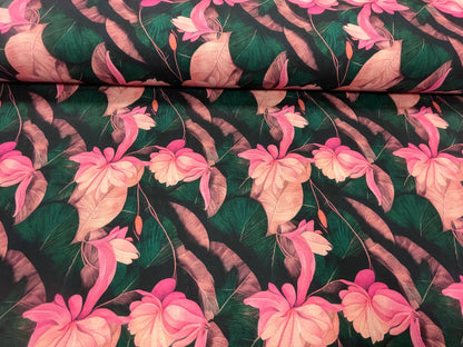 Baumwoll-Loopstrick mit rosa Blumen und smaragdgrünen Blättern, 250 g/m²