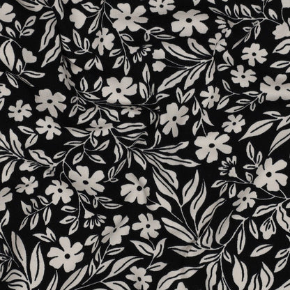 Image de jersey en coton - fleurs blanches sur fond noir 200 g/m² – disponible chez Šarlotes audumi