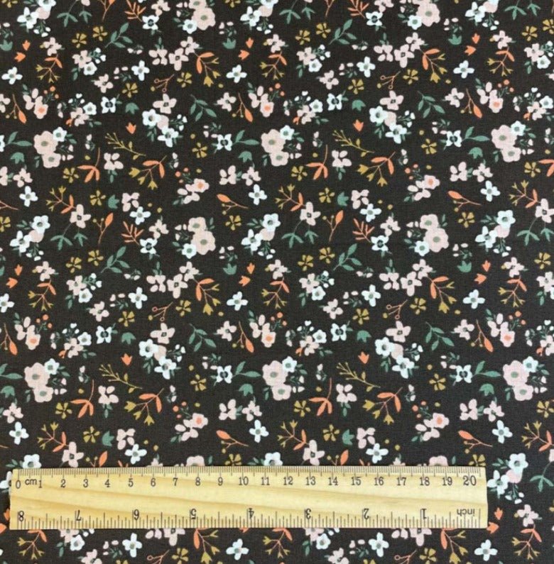 Attēls ar Kokvilnas trikotāža - smalki ziediņi uz tumši brūna 200 g/m² – pieejams Šarlotes audumi