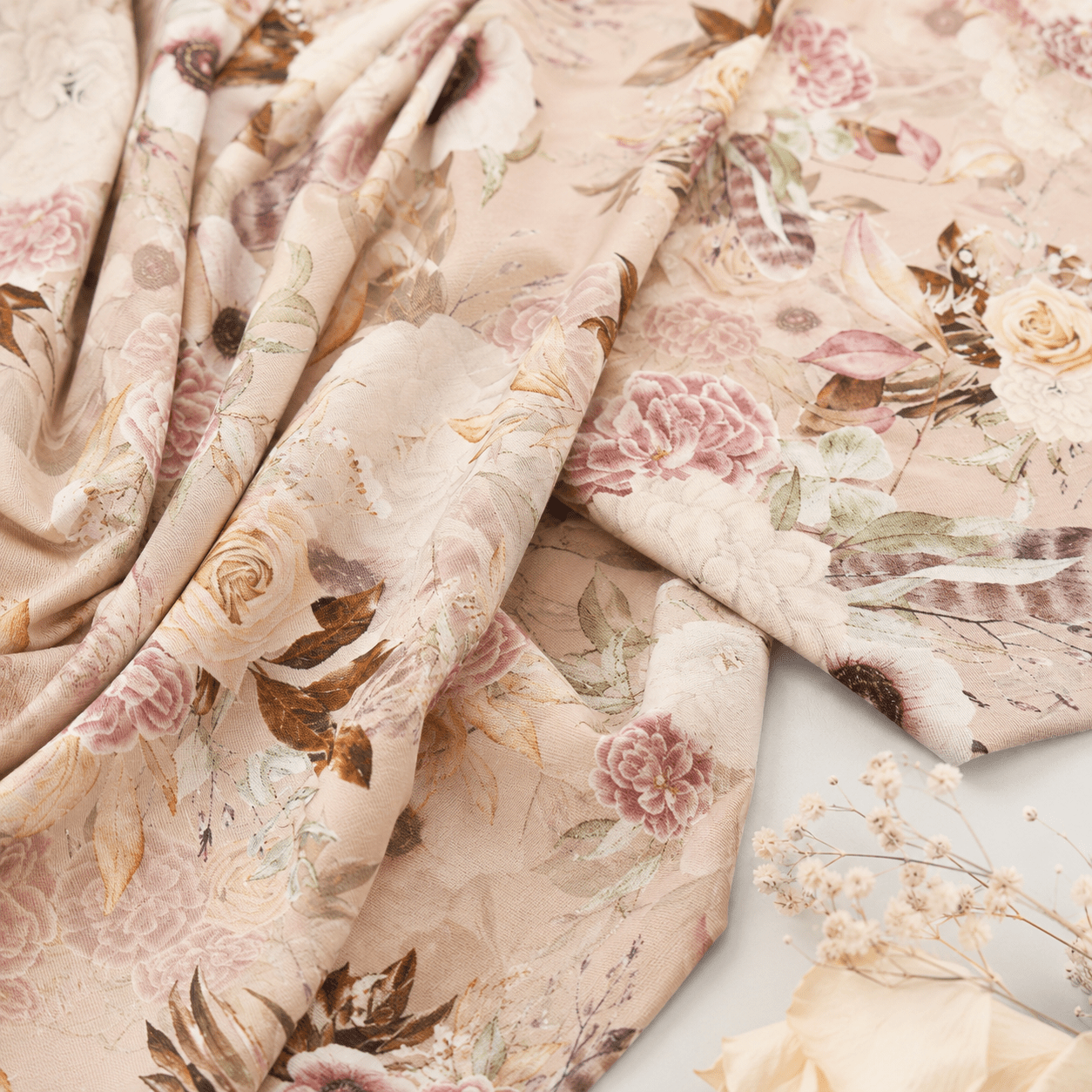 Image of cotton jersey with flowers, 220 g/m² – available at Šarlotes audumi