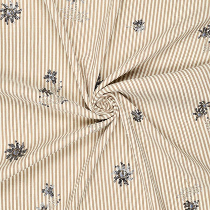 Pilt beežist triibulisest, pärlitega tikitud elastaaniga särgikangast 135 g/m² – saadaval Šarlotes audumi
