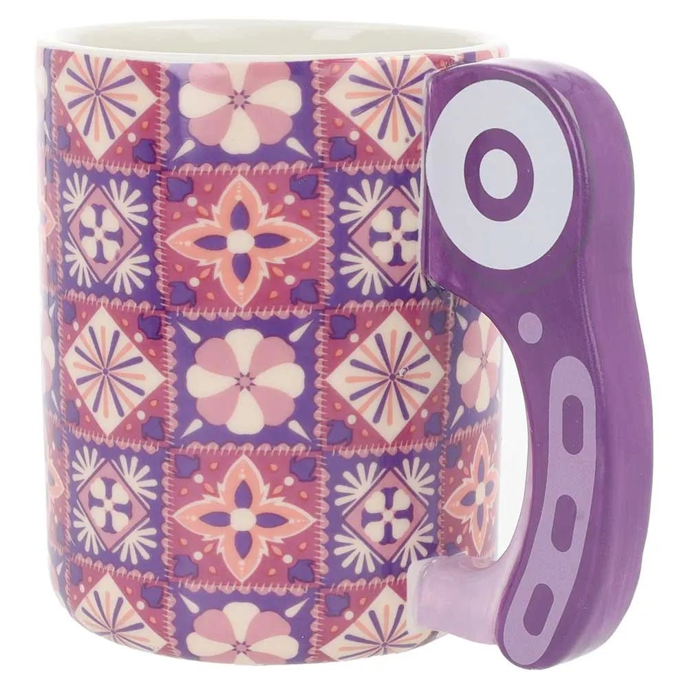Attēls ar Krūze ar rotējošā griezēja rokturi 500 ml, violeta Sew Tasty – pieejams Šarlotes audumi