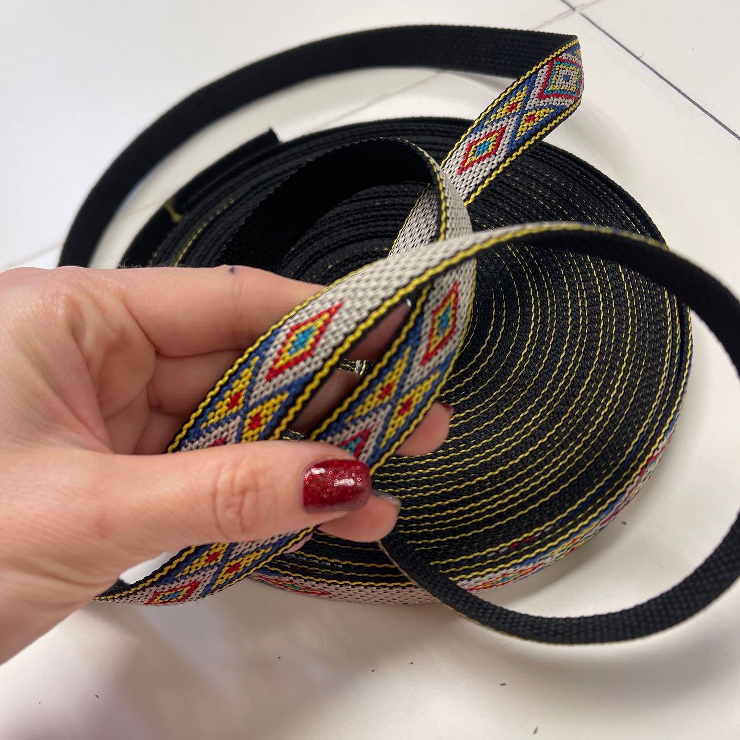 Attēls ar Lenta somām, siksnām 20 mm - rakstaina – pieejams Šarlotes audumi