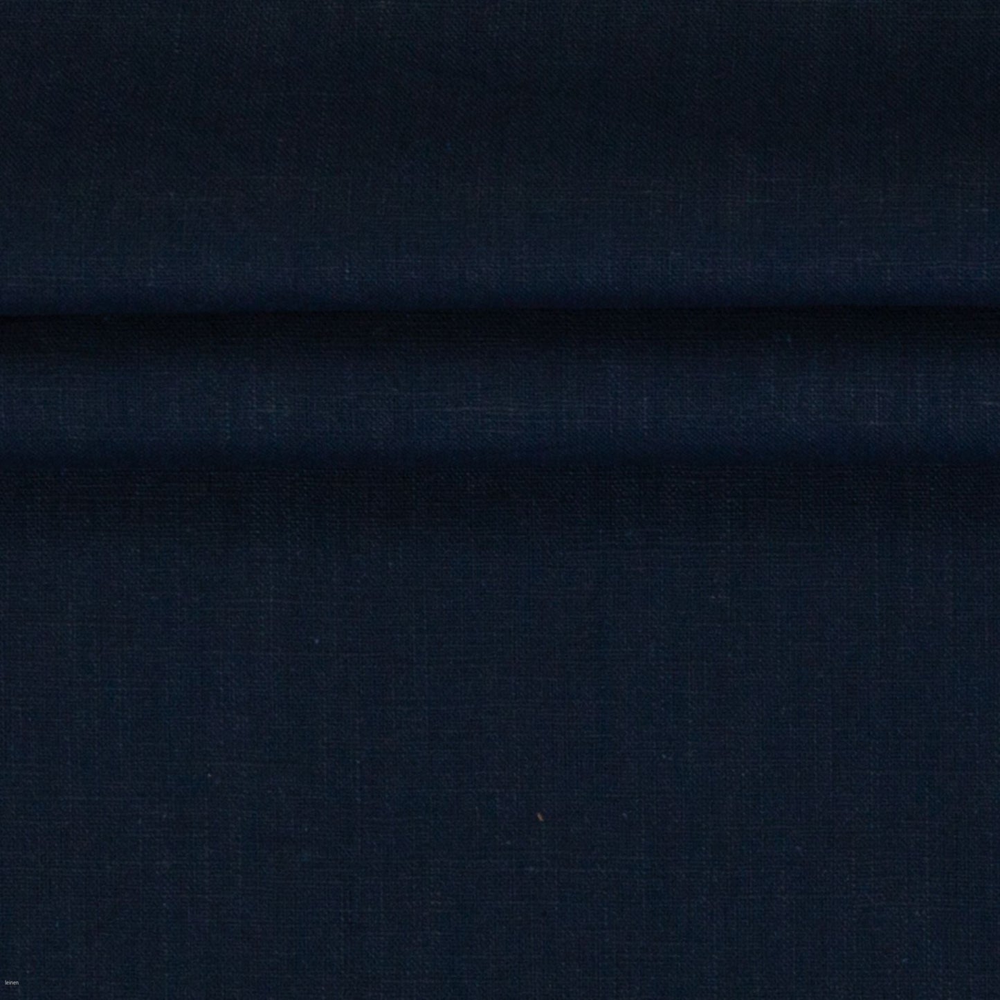 Image avec tissu en lin bleu foncé 235 g/m², disponible chez Šarlotes audumi