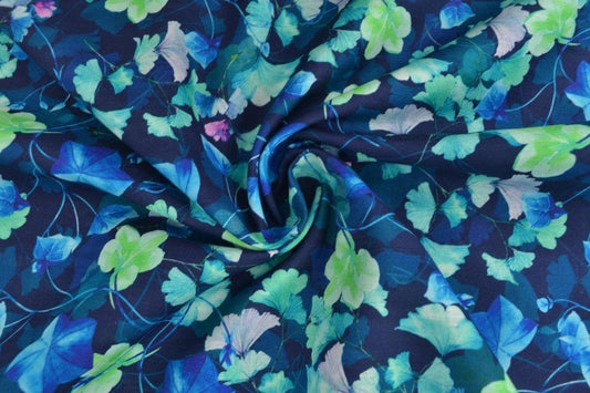 Image avec lin et coton - feuilles sur fond bleu 170 g/m² – disponible chez Šarlotes audumi