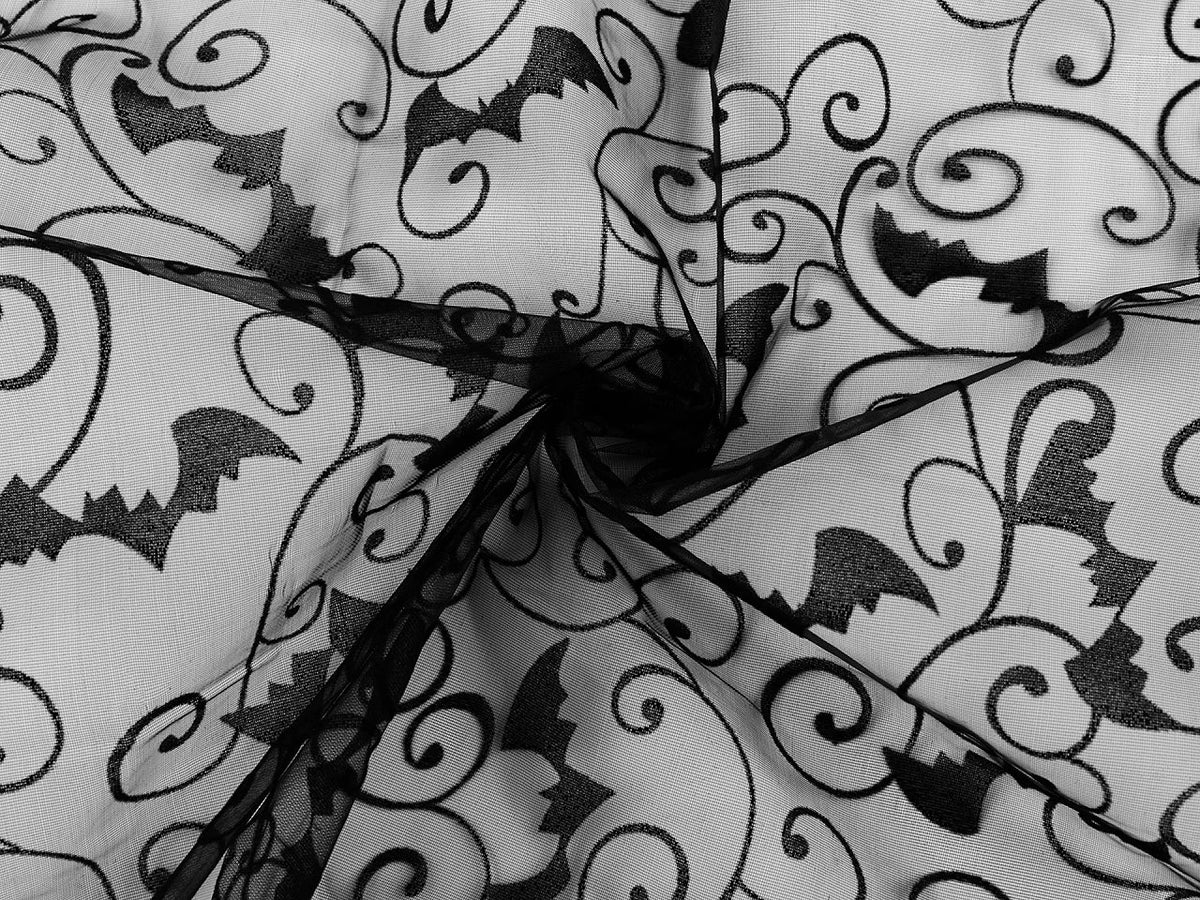 Pilt mustast orgaanzast nahkhiirtega Halloweeni kaunistustega – saadaval internetis Charlotte'i kangad