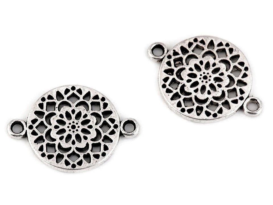 Pilt metallist ripatsiga – liblikas, mandala, süda, elupuu – saadaval Šarlotes audumi