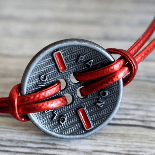 Attēls ar Metāla poga “Classic” - 16,5 vai 20,3 mm – pieejams Šarlotes audumi