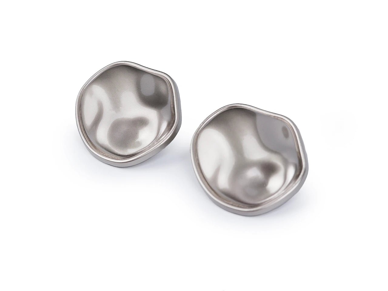 Attēls ar Metāla pogas ar kājiņu, 29 mm (neregulāra forma) – pieejams Šarlotes audumi