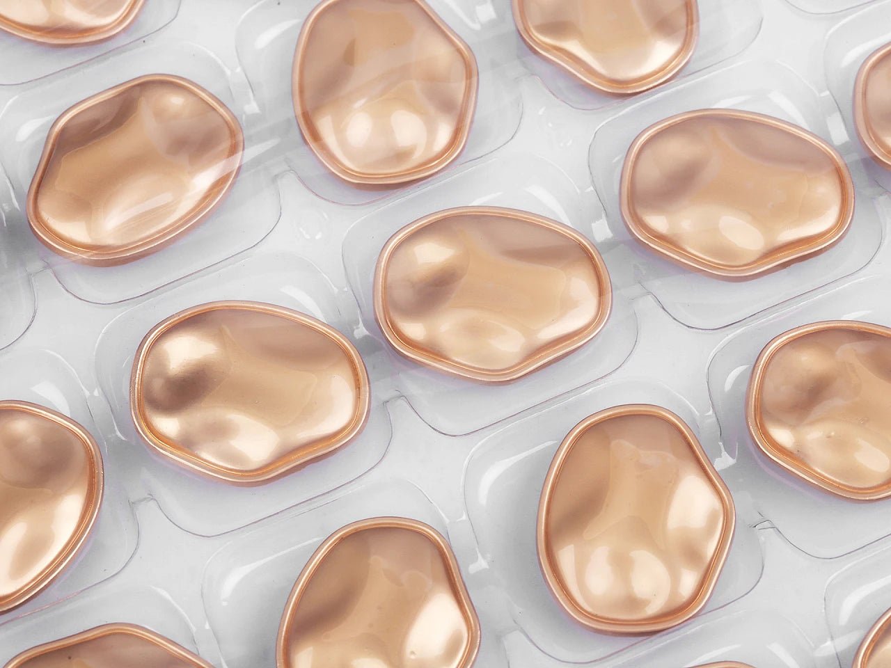 Attēls ar Metāla pogas ar kājiņu, 29 mm (neregulāra forma) – pieejams Šarlotes audumi