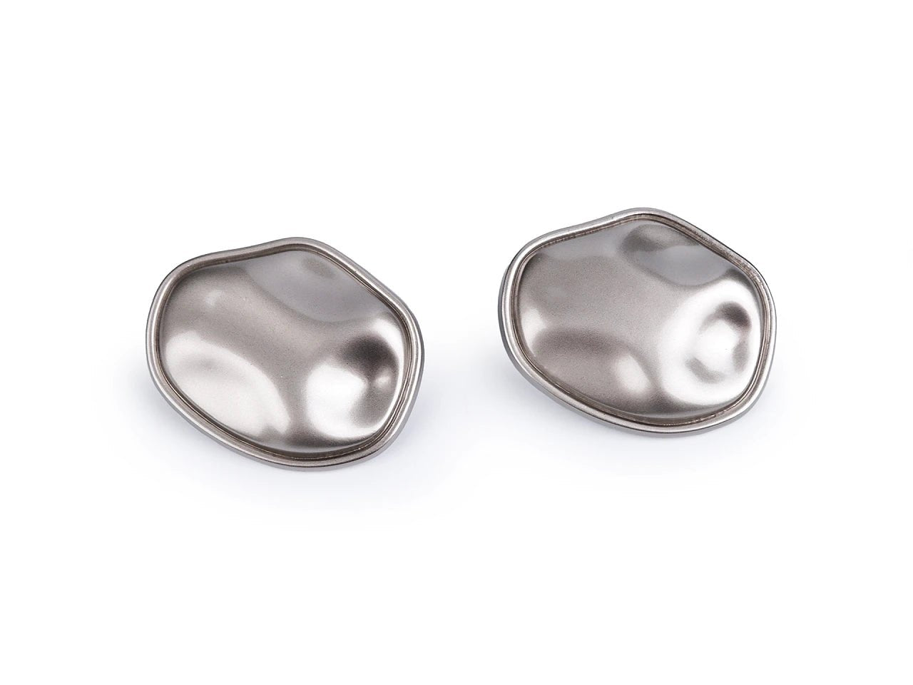 Attēls ar Metāla pogas ar kājiņu, 29 mm (neregulāra forma) – pieejams Šarlotes audumi