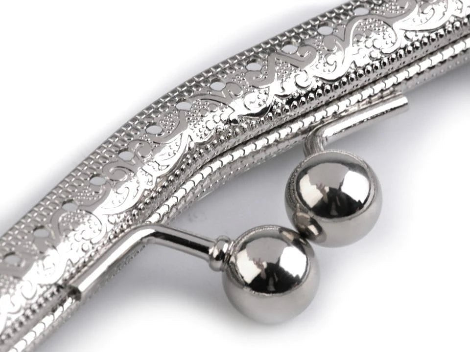 Attēls ar Metāla somiņas rāmis piešūšanai ar rokturi 5 × 8 cm| dažādu toņu – pieejams Šarlotes audumi