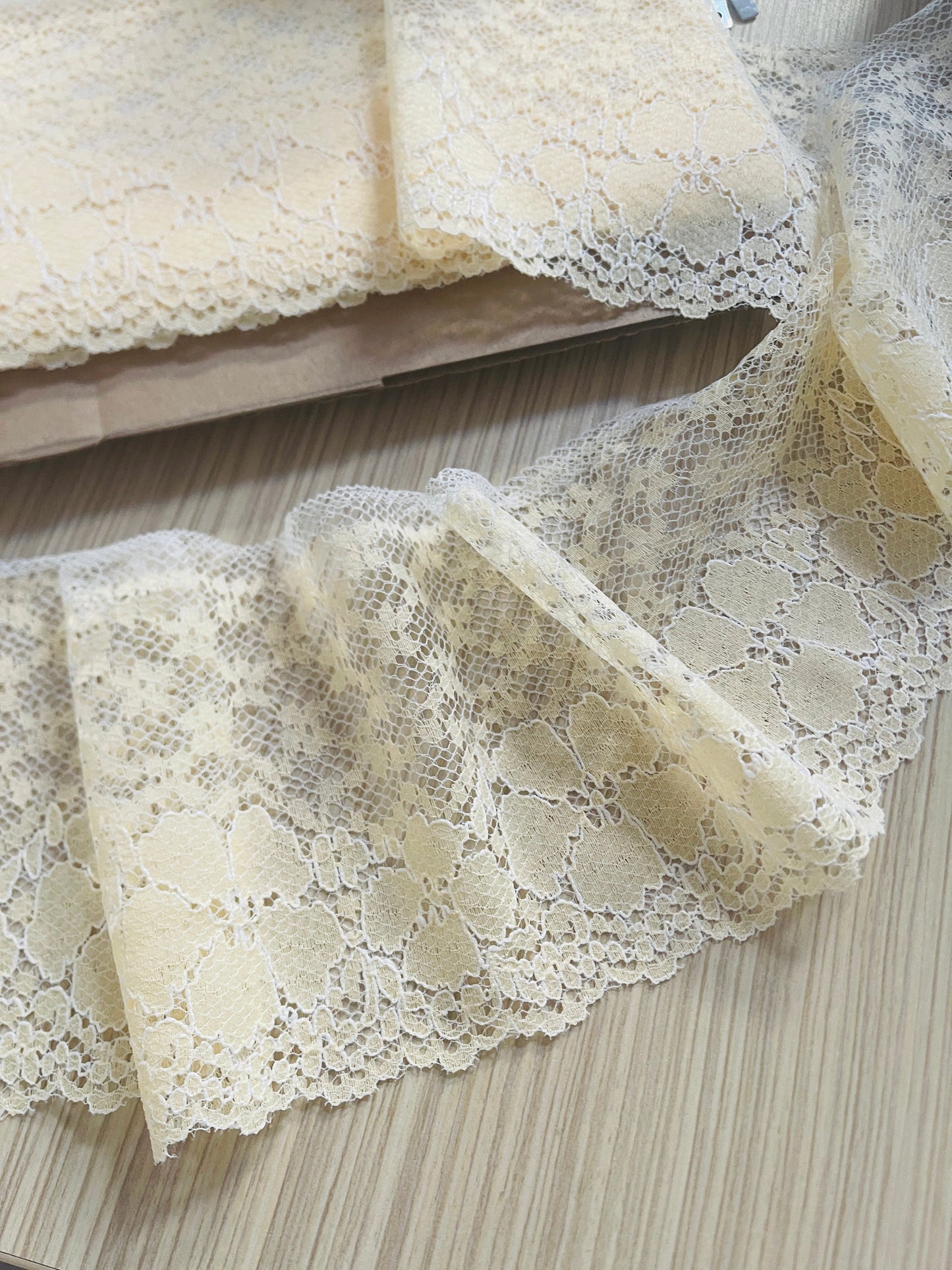 Image avec dentelle 13 cm - jaune – disponible chez Šarlotes audumi
