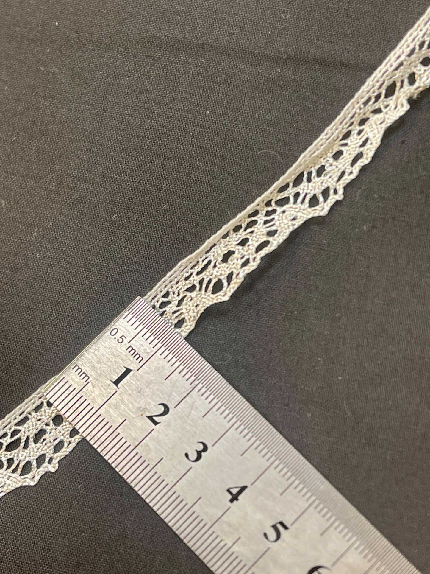 Pilt pitsist 1,3 cm – šampanjavärvi, saadaval veebis Šarlotes audumi