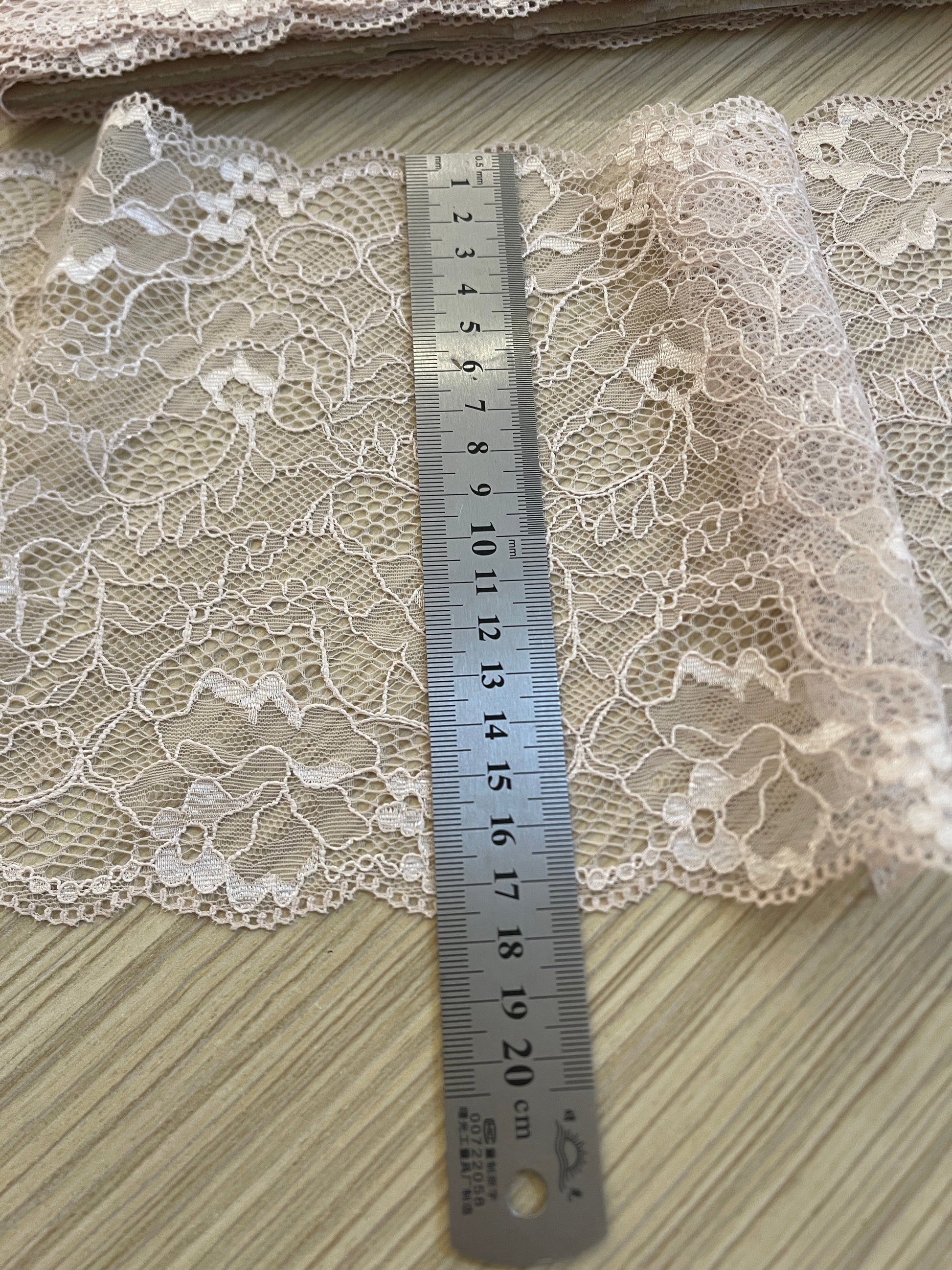 Pilt pitsiga 18 cm - puuder – saadaval Šarlotes audumi