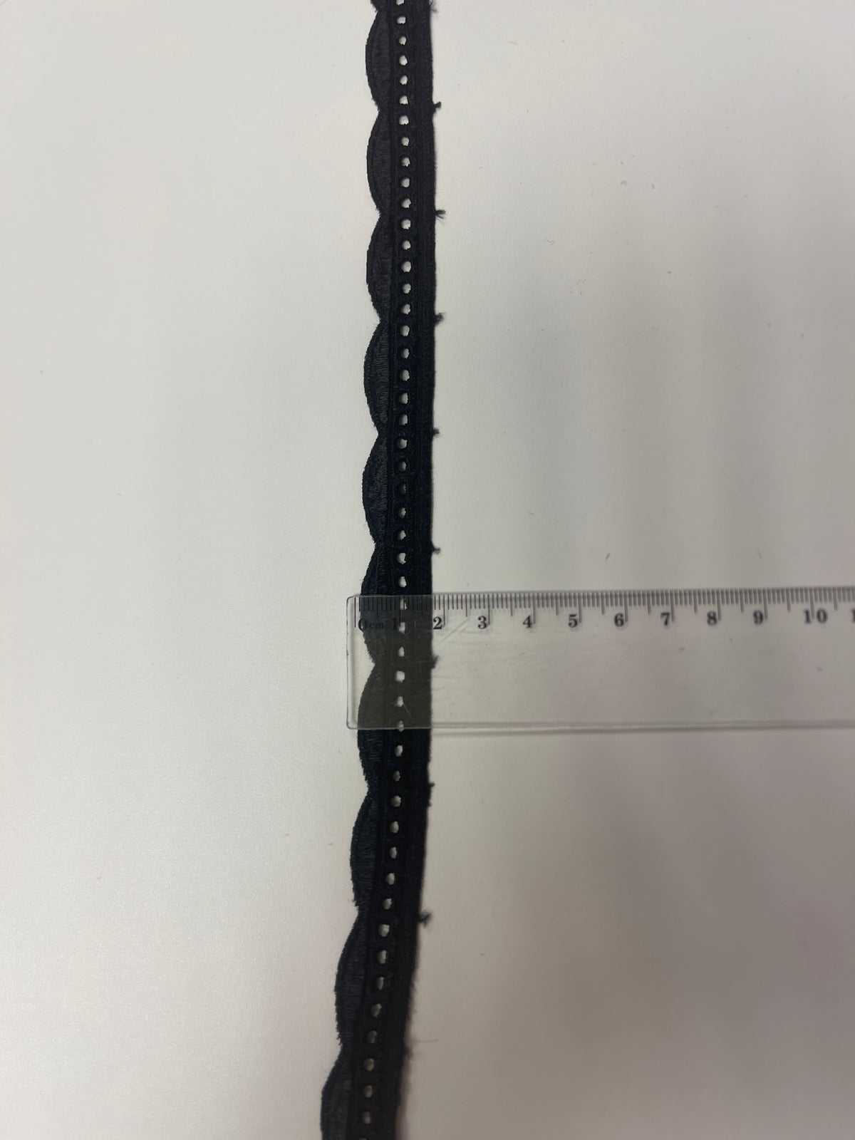 Pilt pitsist 2 cm – must, saadaval veebis Šarlotte kangad