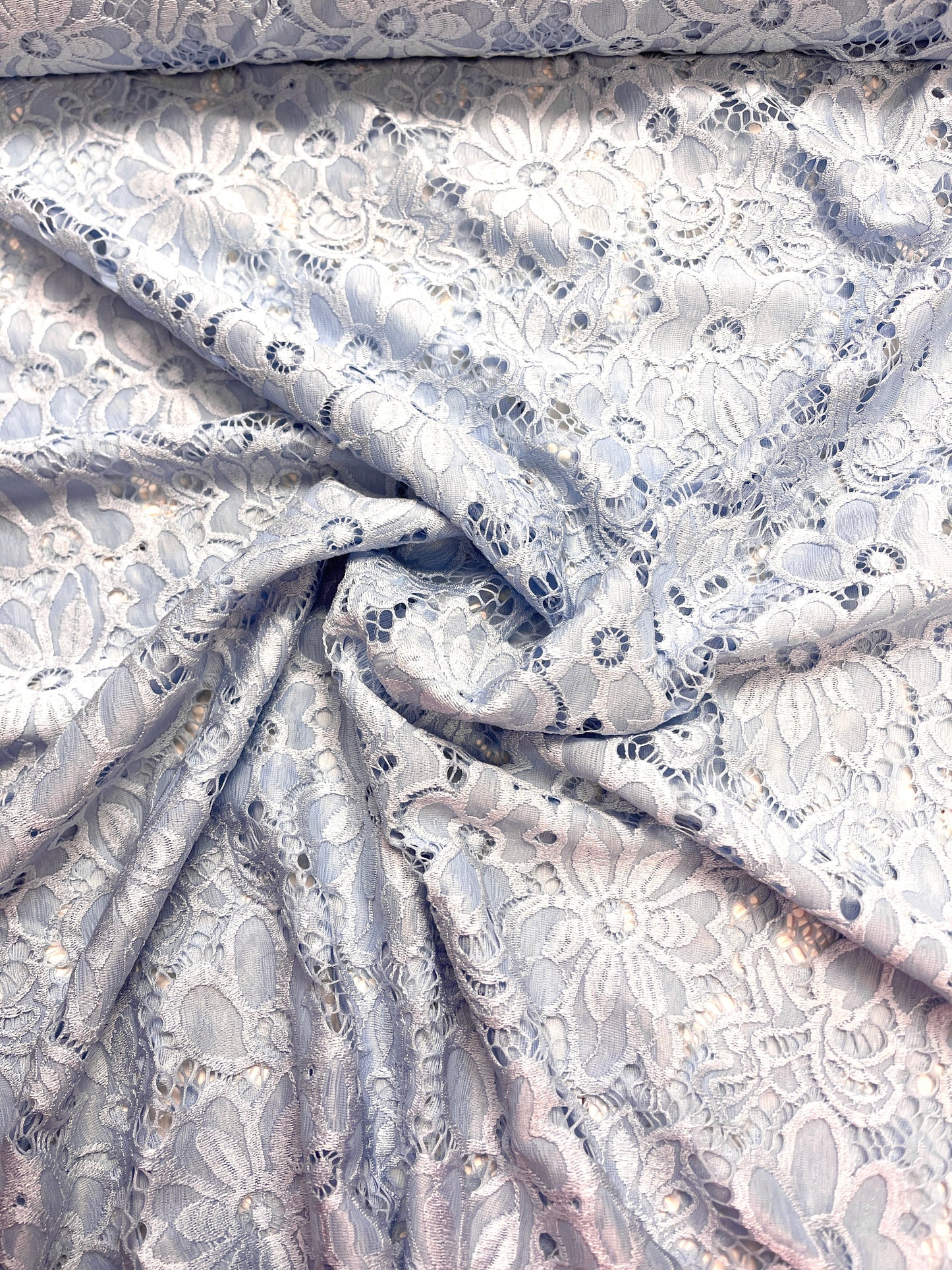 Attēls ar Mežģīņu audums - gaiši zila puķe 150 g/m² – pieejams Šarlotes audumi