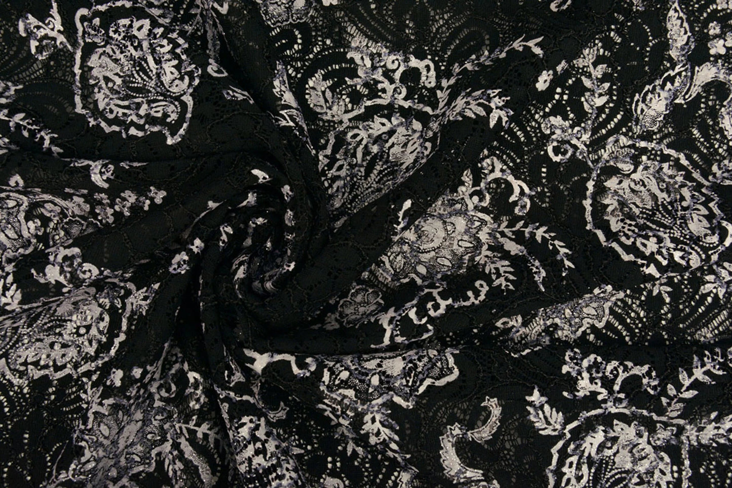 Attēls ar Mežģīņu audums - melns ar sudrabu 210 g/m² – pieejams Šarlotes audumi