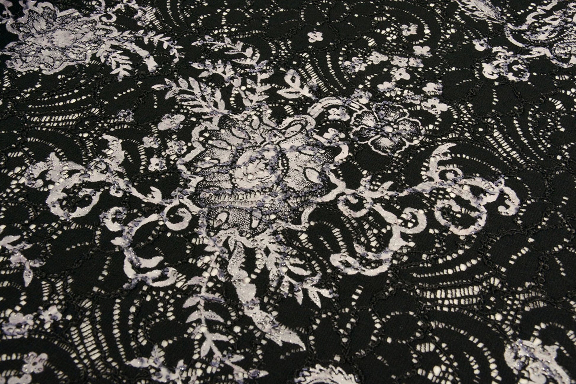 Attēls ar Mežģīņu audums - melns ar sudrabu 210 g/m² – pieejams Šarlotes audumi