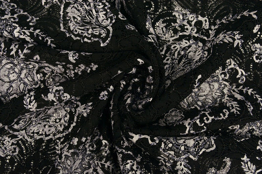 Attēls ar Mežģīņu audums - melns ar sudrabu 210 g/m² – pieejams Šarlotes audumi