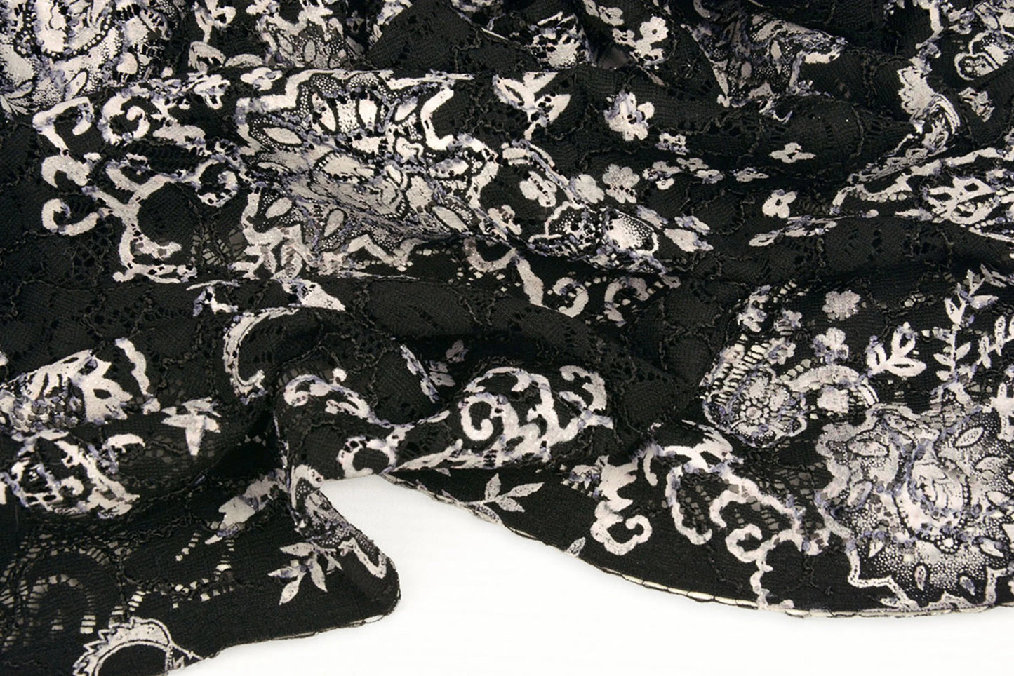 Attēls ar Mežģīņu audums - melns ar sudrabu 210 g/m² – pieejams Šarlotes audumi