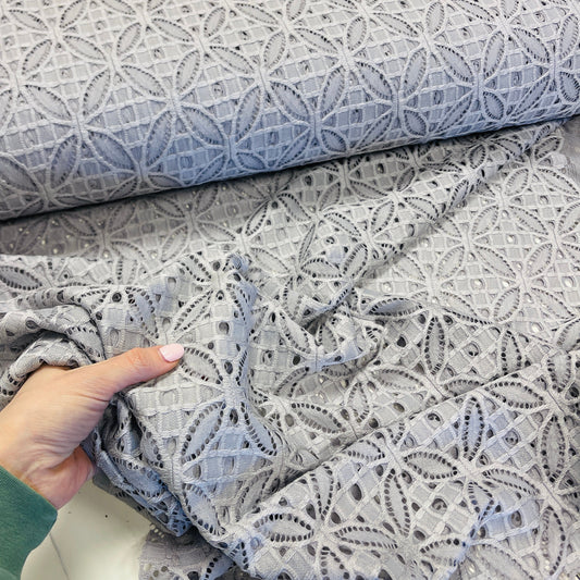 Mežģīņu audums - sudraba 150 g/m²