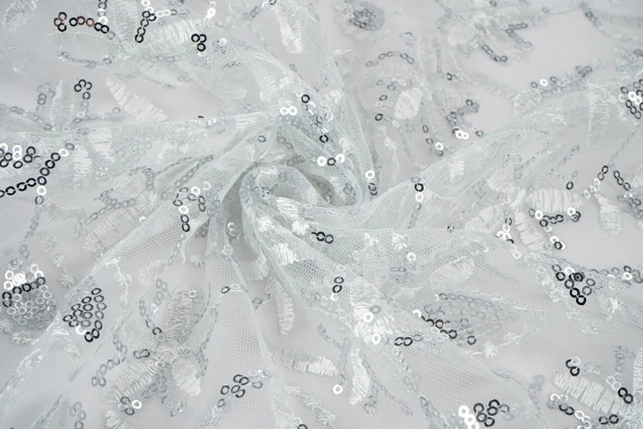 Attēls ar Mežģīņu audums|Izšūts tills ar fliteriem 160 g/m² - sudraba – pieejams Šarlotes audumi