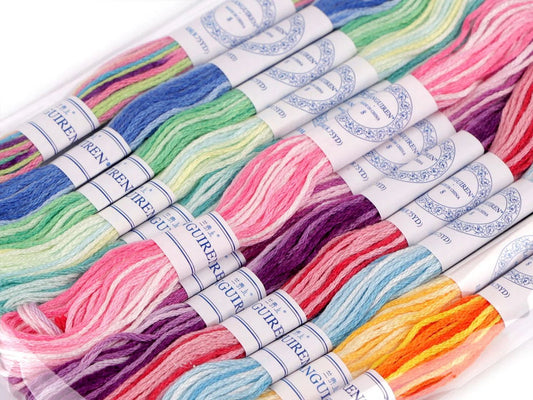 Attēls ar Mulinē diegu komplekts - daudzkrāsains 12 gb – pieejams Šarlotes audumi