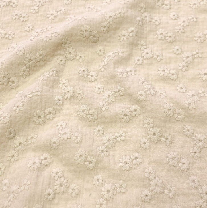 Image avec mousseline à broderie - fleurs beiges 180 g/m² – disponible chez Šarlotes audumi