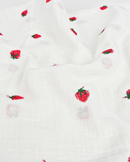 Image avec mousseline brodée - fraises 130 g/m² – disponible chez Šarlotes audumi