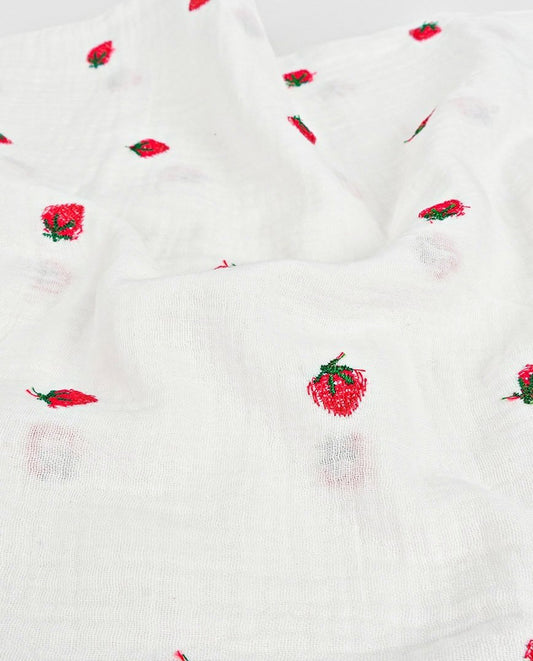 Image avec mousseline brodée - fraises 130 g/m² – disponible chez Šarlotes audumi