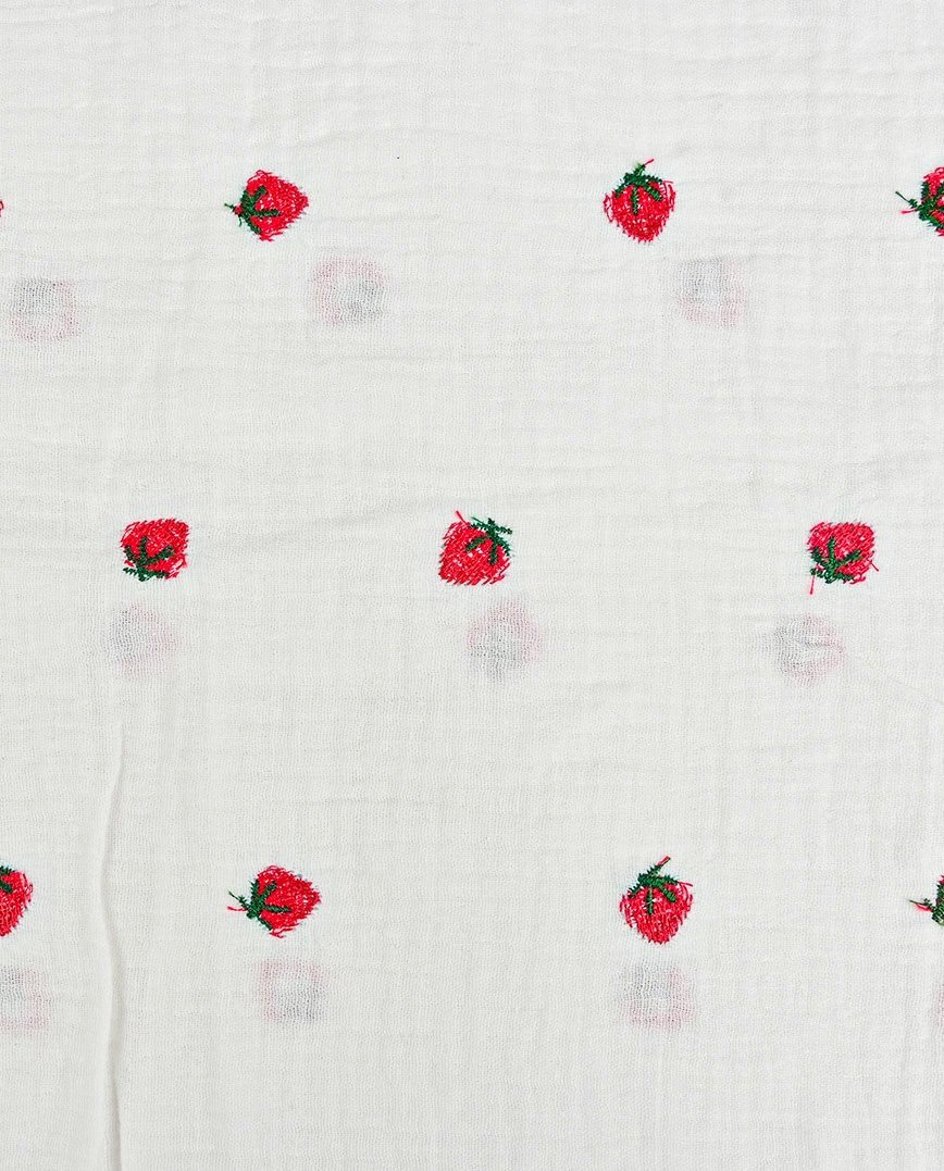 Image de mousseline brodée - fraises 130 g/m² – disponible chez Šarlotes audumi