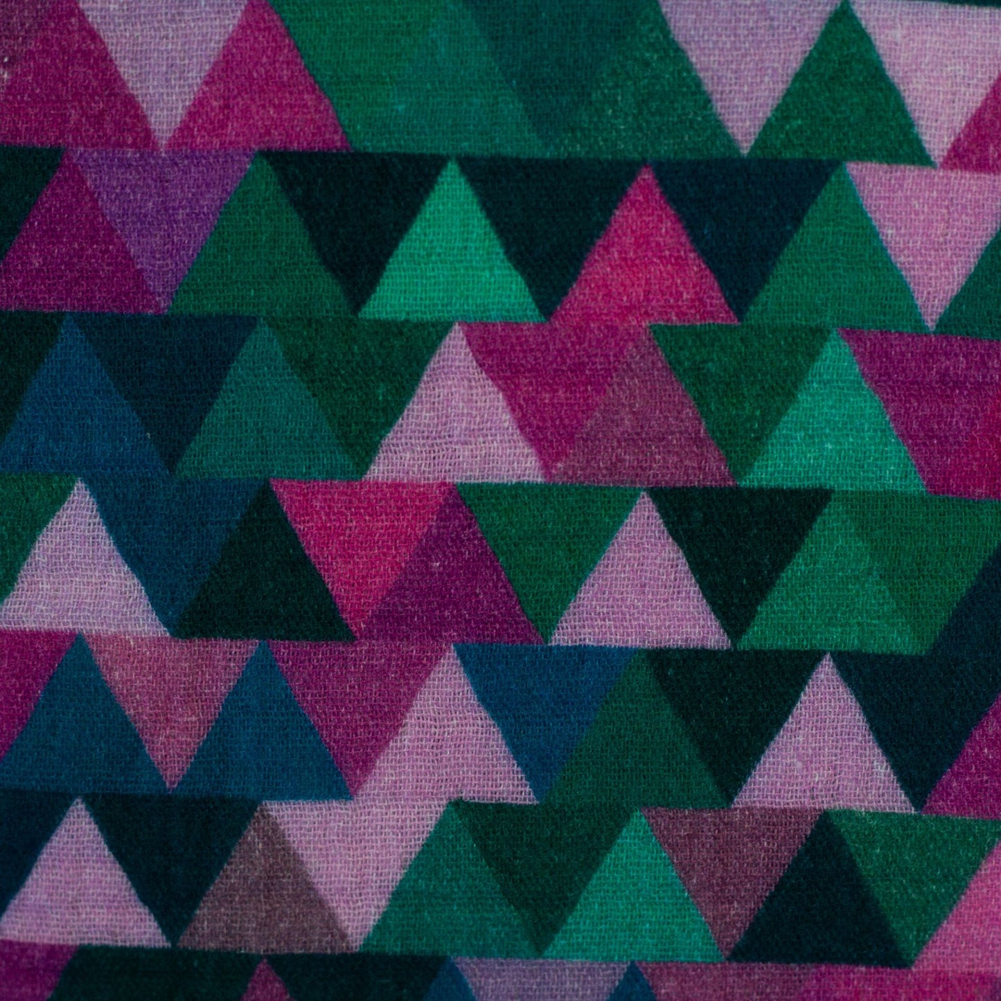 Attēls ar Muslīns - krāsaini trijstūri 130 g/m² – pieejams Šarlotes audumi