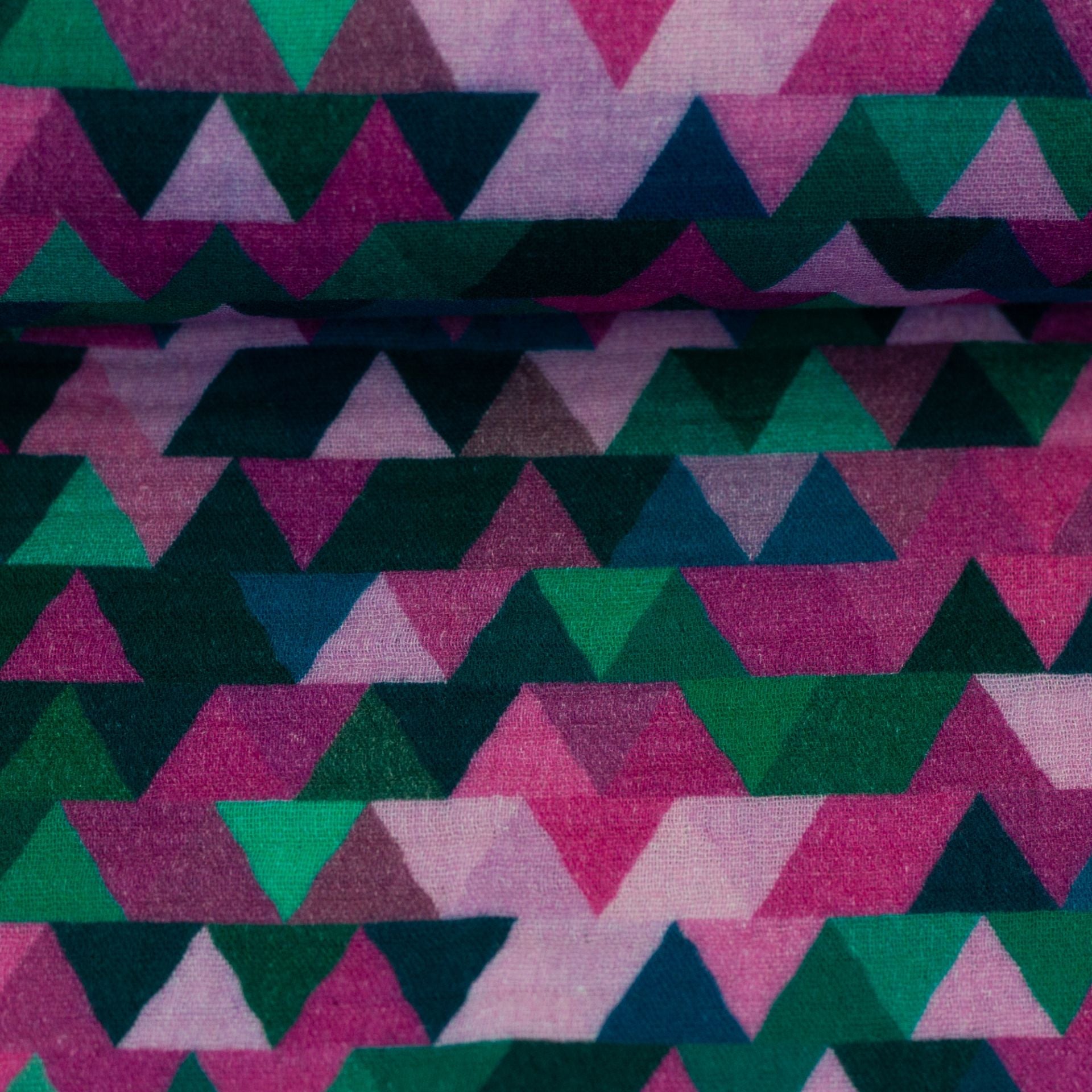 Attēls ar Muslīns - krāsaini trijstūri 130 g/m² – pieejams Šarlotes audumi