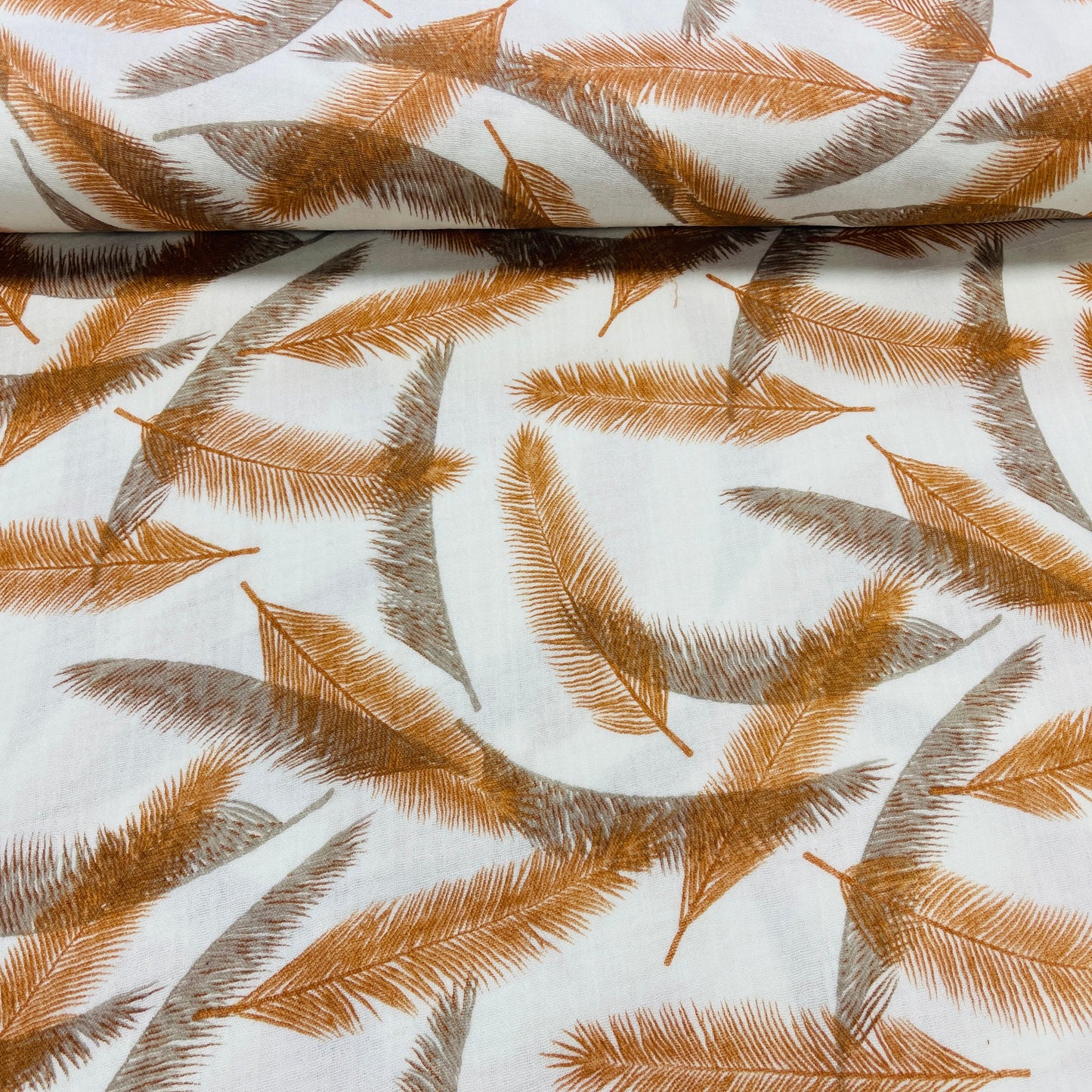 Attēls ar Muslīns - oranžas un pelēkas spalvas 140 g/m² – pieejams Šarlotes audumi