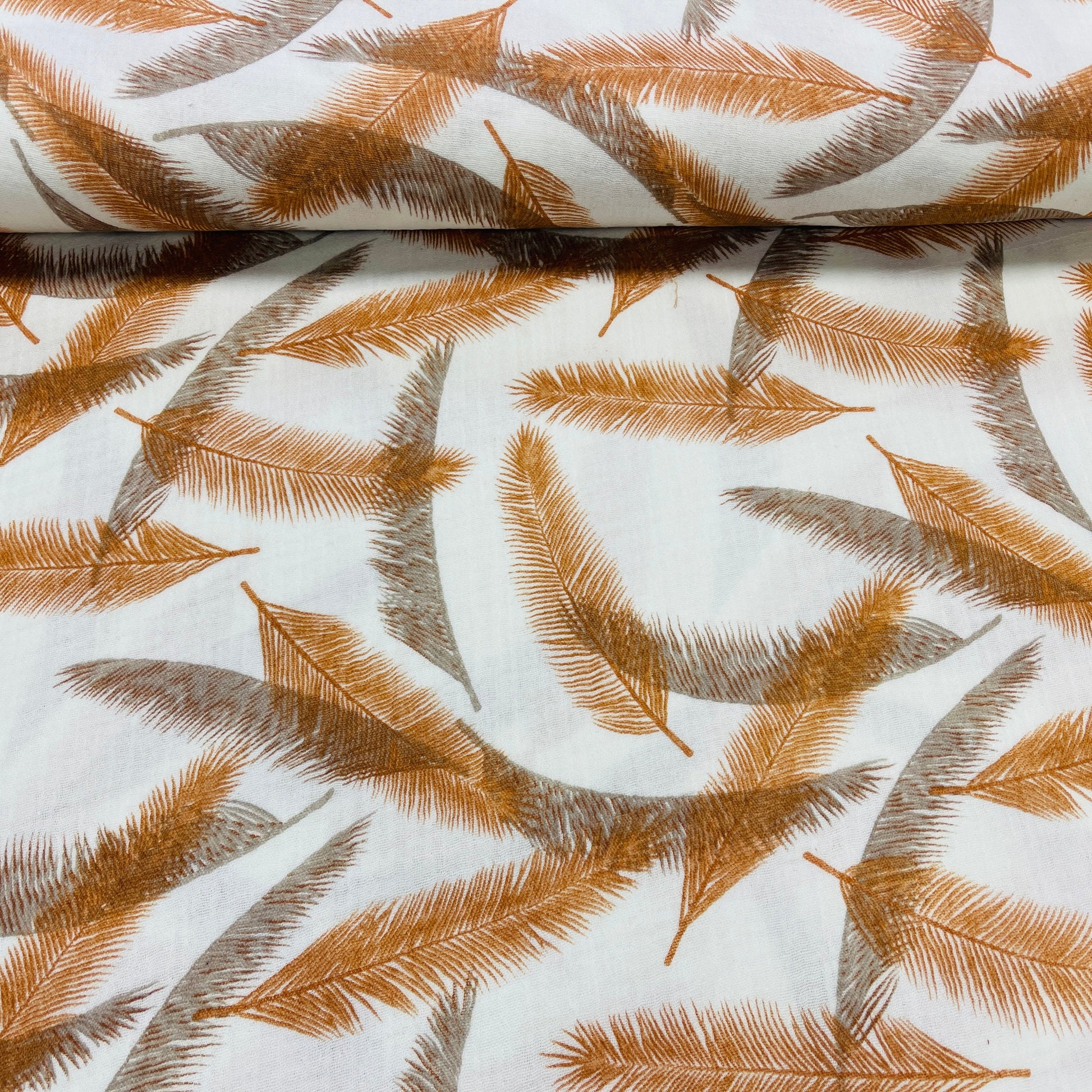 Attēls ar Muslīns - oranžas un pelēkas spalvas 140 g/m² – pieejams Šarlotes audumi