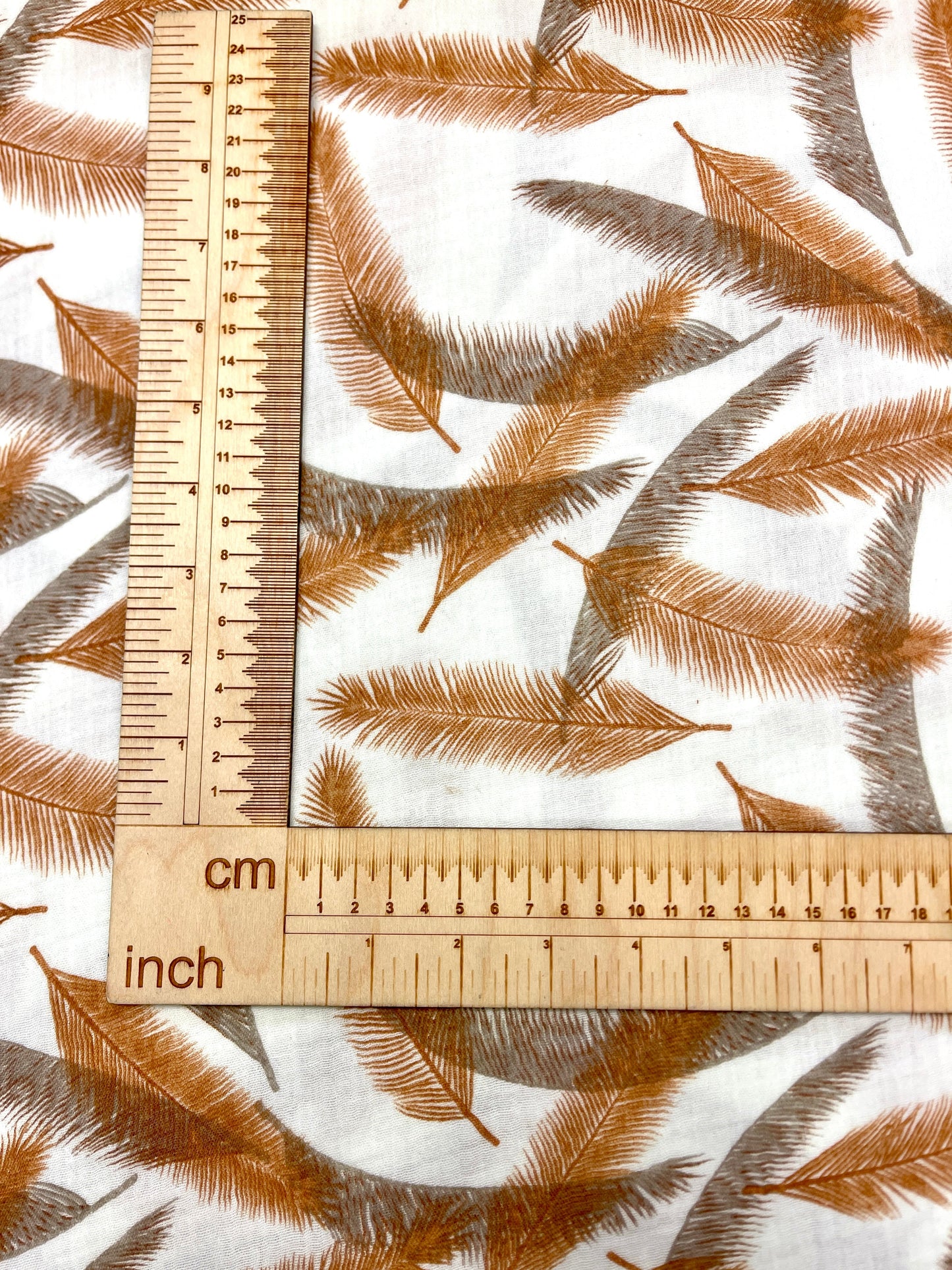 Attēls ar Muslīns - oranžas un pelēkas spalvas 140 g/m² – pieejams Šarlotes audumi