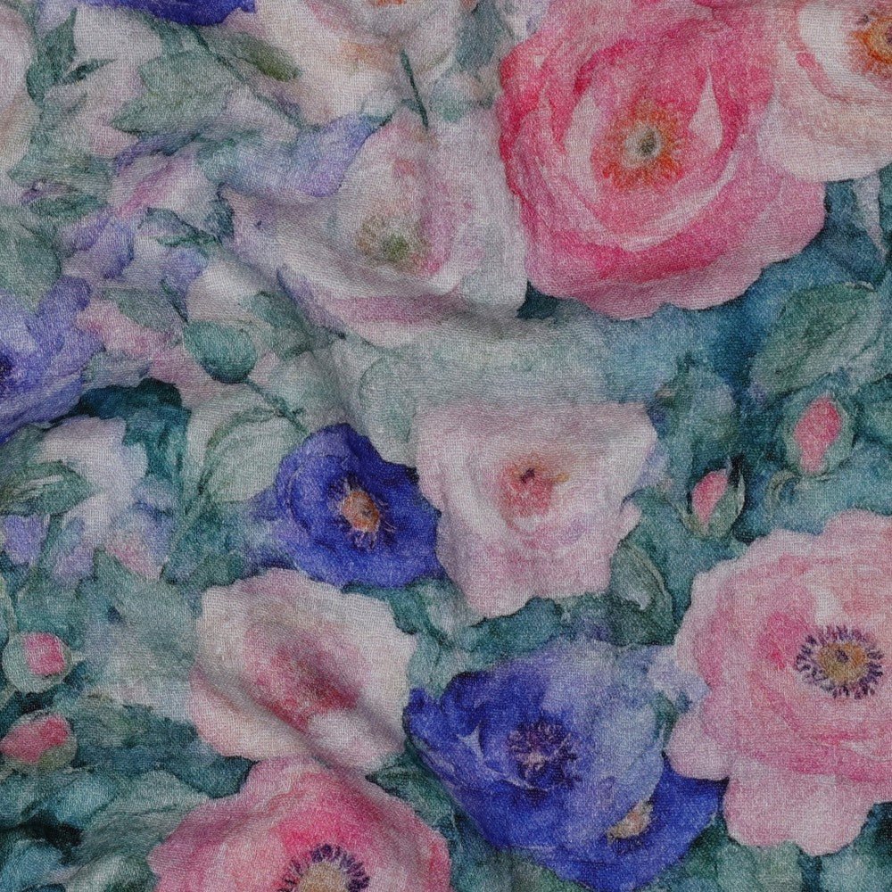Attēls ar Muslīns - puķes uz petrolzila fona 120 g/m² – pieejams Šarlotes audumi