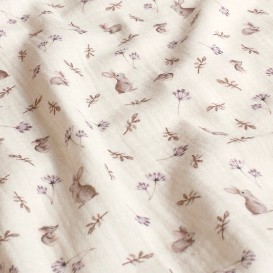 Muslin avec lapins et fleurs sur fond blanc lait 130 g/m² – disponible chez Šarlotes audumi