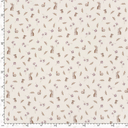 Attēls ar Muslīns - zaķi un ziedi uz piena balta 130 g/m² – pieejams Šarlotes audumi