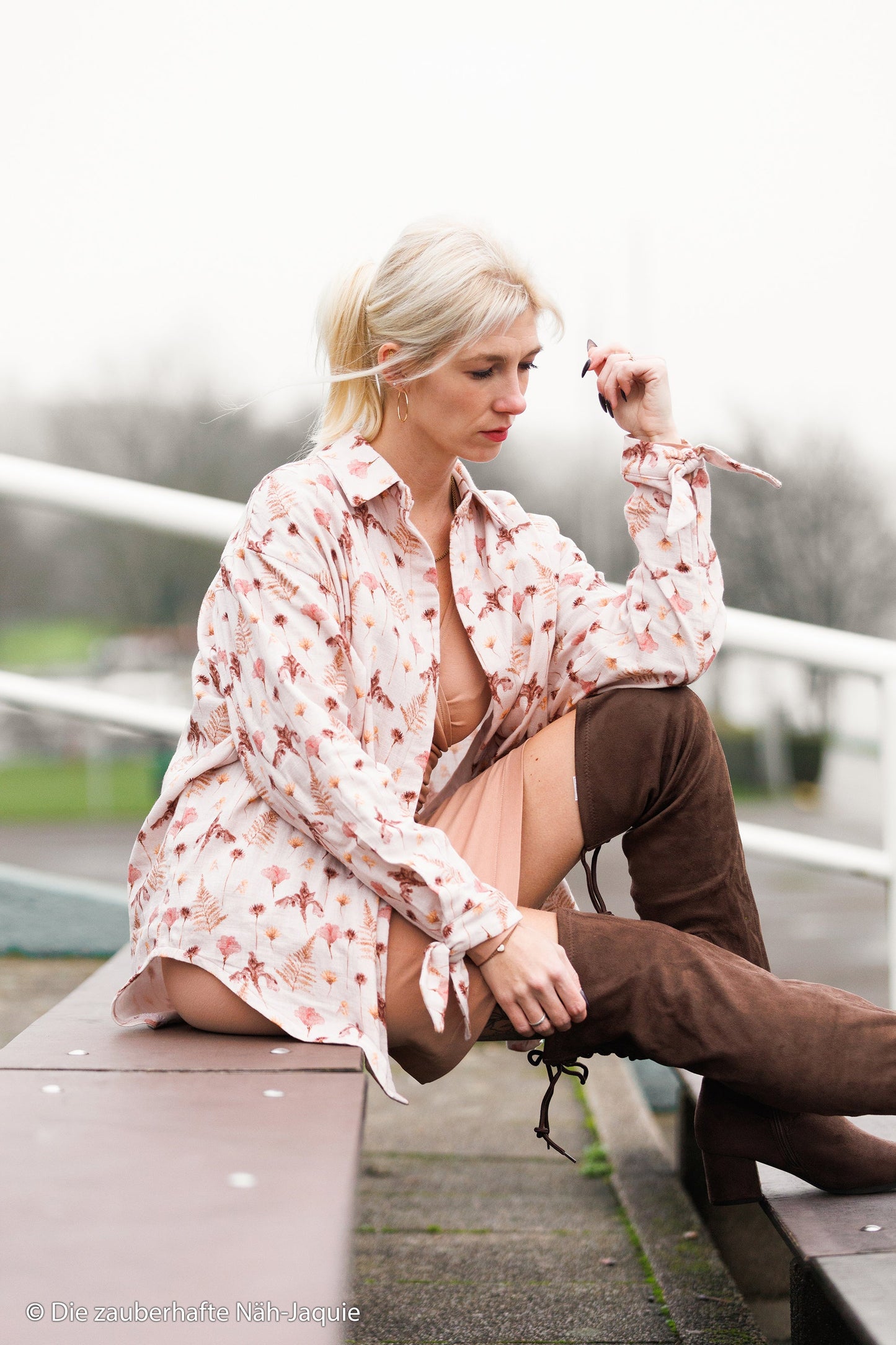 Attēls ar Muslīns - ziedi ar papardi 130 g/m² – pieejams Šarlotes audumi