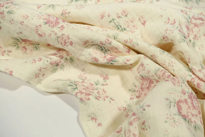 Mousseline - fleurs sur fond blanc lait 140 g/m²
