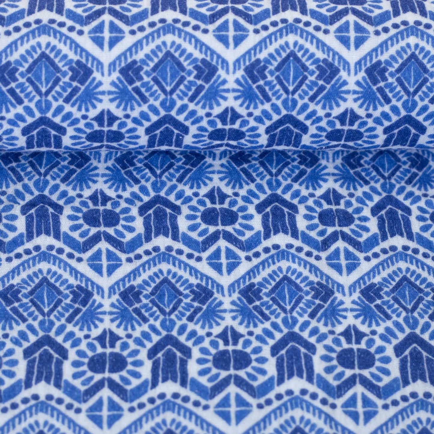 Attēls ar Muslīns - zils ģeometrisks raksts 130 g/m² – pieejams Šarlotes audumi