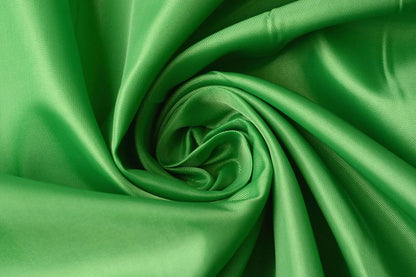 Image avec tissu de doublure vert pomme 55 g/m² – disponible chez Šarlotes audumi