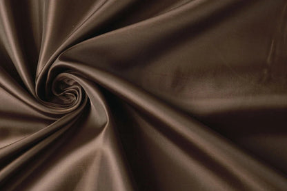 Image du tissu de doublure marron 55 g/m² – disponible chez Šarlotes audumi