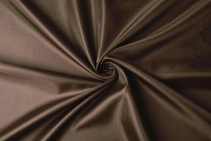 Image de tissu de doublure marron 55 g/m² – disponible chez Šarlotes audumi