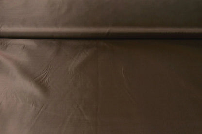 Image de tissu de doublure marron 55 g/m² – disponible chez Šarlotes audumi